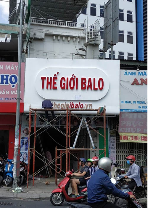 Thiet-ke-bang-hieu-Shop-The-Gioi-Balo